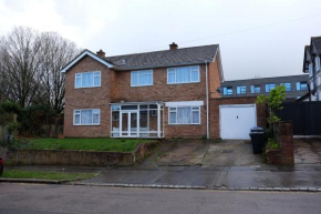 Many Worlds Meet - EuroStar, Wimbledon 30 mins, Central London, Gatwick 15 mins - Spacious, Sleeps up to 16 plus Cot - Free WiFi, Parking - Next to Lloyd Park, Great for Families, Walkers, Relocators 